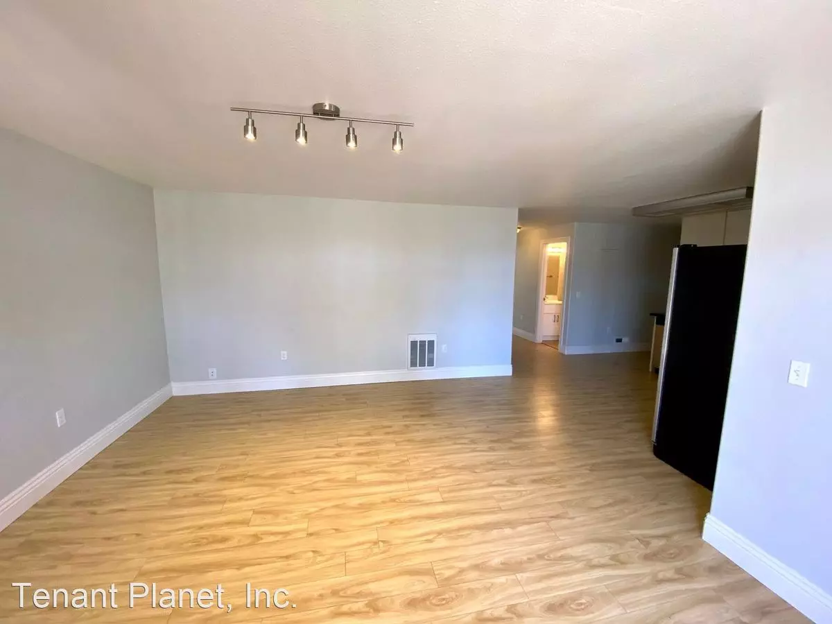3 Beds • 2 Bath 01 floor plan