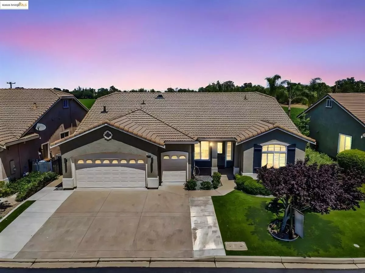 2 Beds • 2 Bath - floor plan