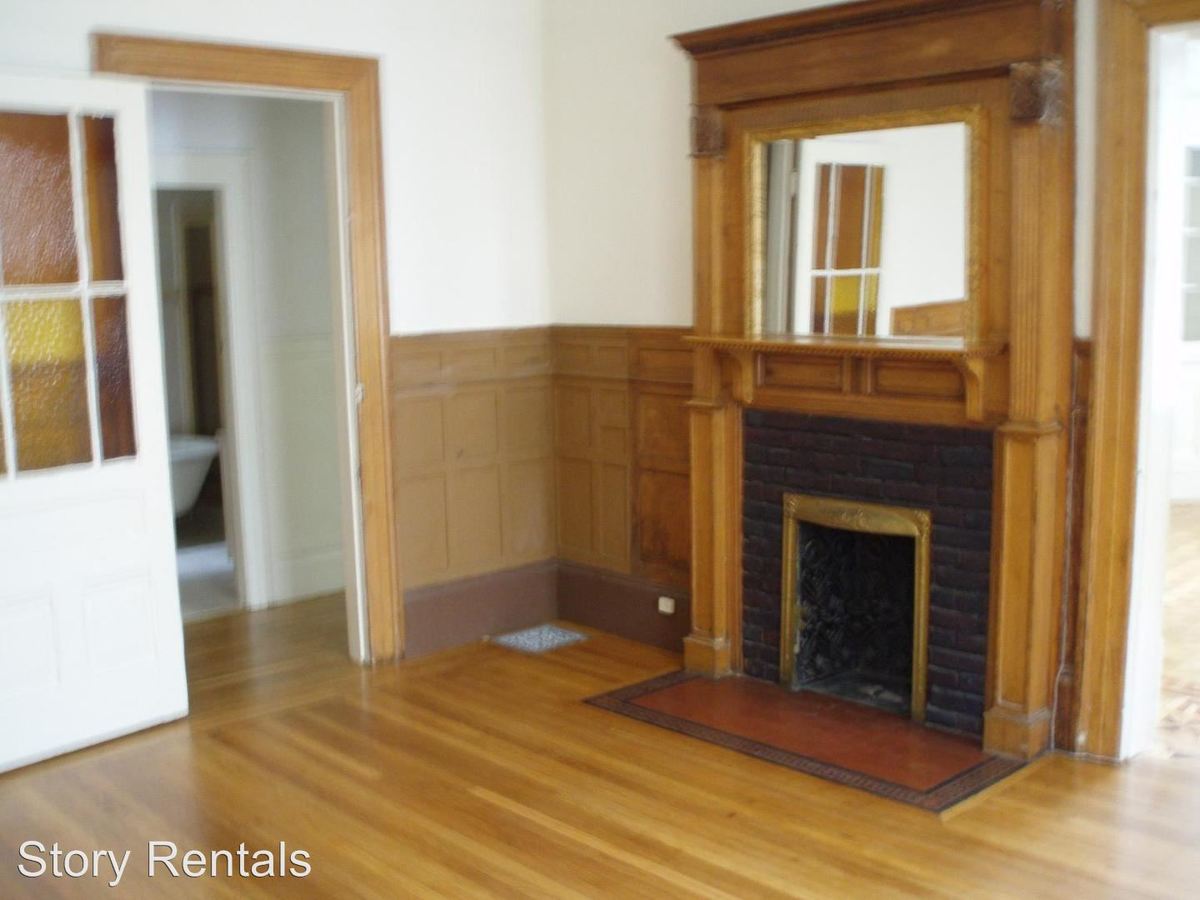 2 Beds • 1 Bath 8 floor plan