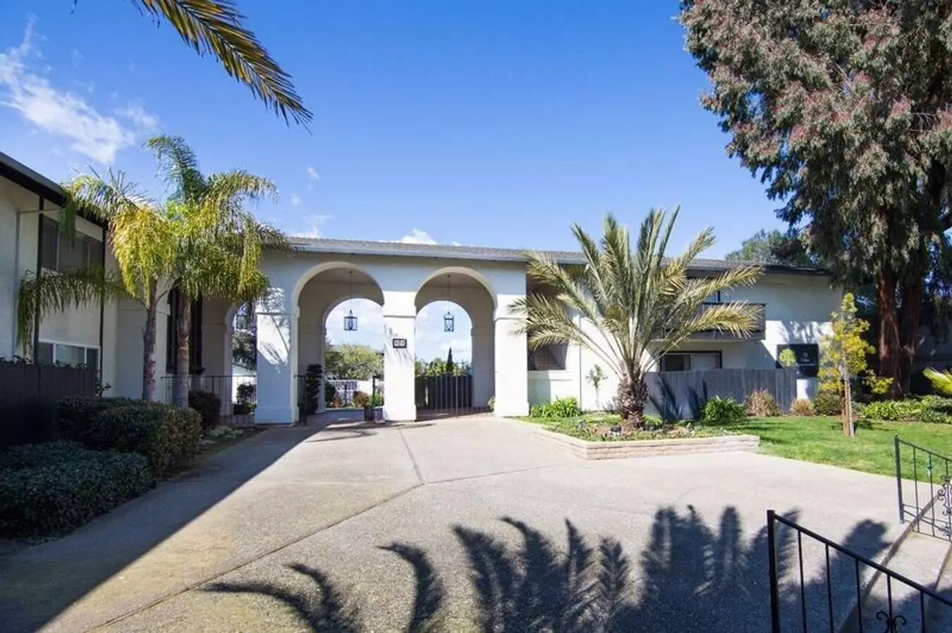 2 Beds • 1 Bath 107-18 floor plan