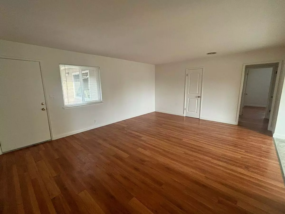 2 Beds • 1 Bath 08 floor plan