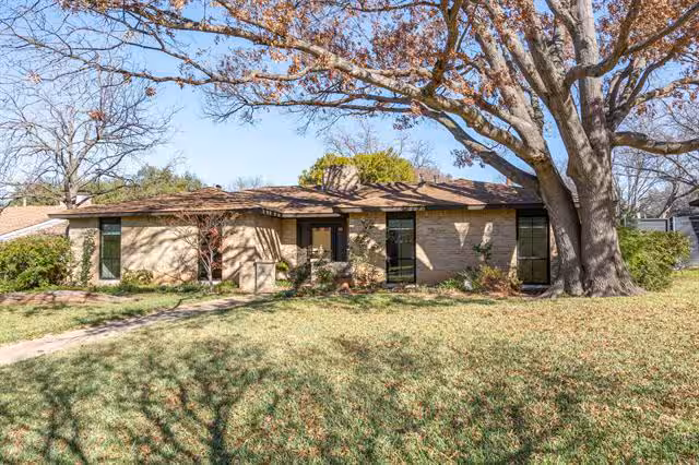 12611 High Meadow Dr Dallas, TX 75244 photo 2