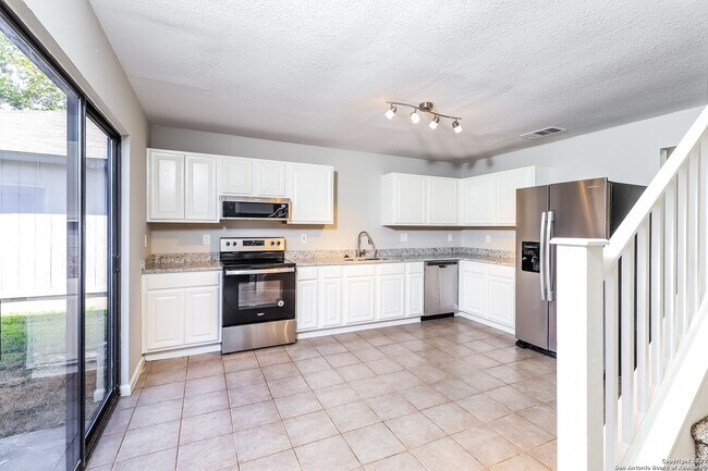 9879 Highland Creek San Antonio, TX 78245 photo 5