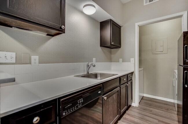 Henderson Flats photo 3