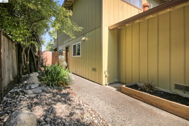 127 Walti St Santa Cruz, CA 95060 photo 3