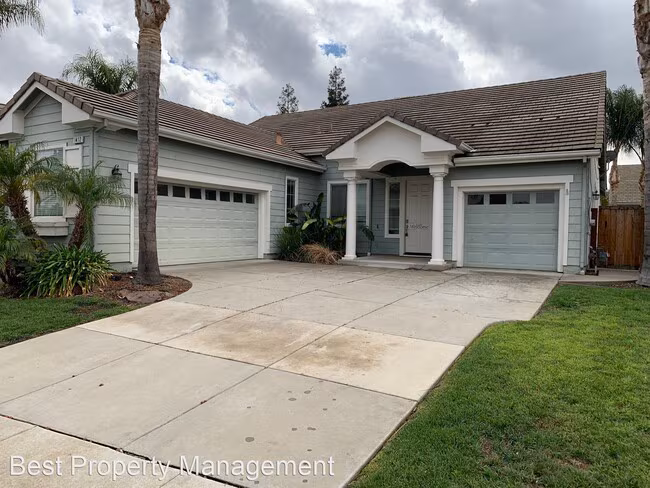 Beautiful Single Story Rose Garden Home / 3 Car Garage photo 2