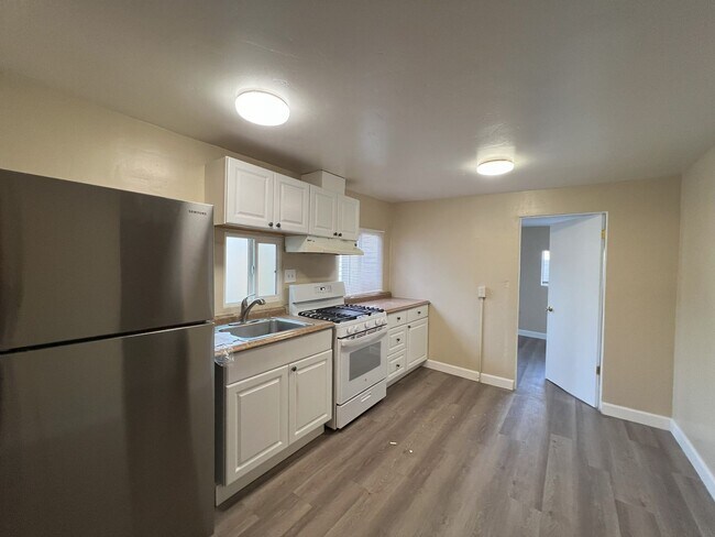 612 E 8th St National City, CA 91950 photo 3