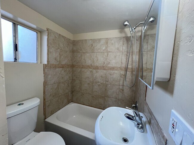 612 E 8th St National City, CA 91950 photo 5