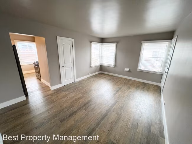 313 Suffolk Dr photo 4
