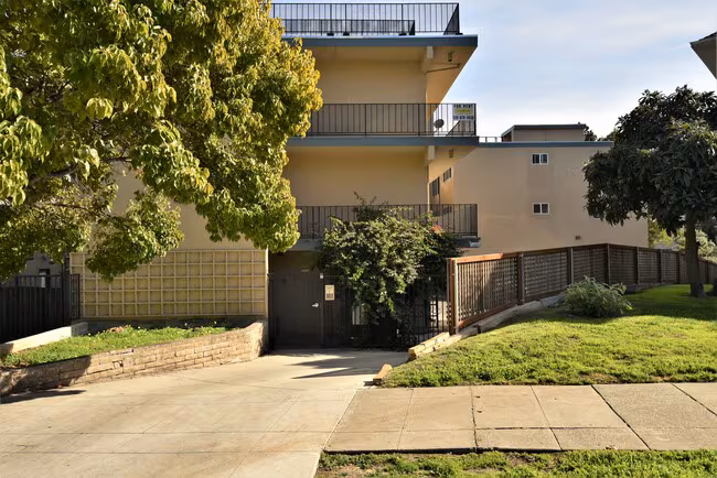 480 Crescent photo 2