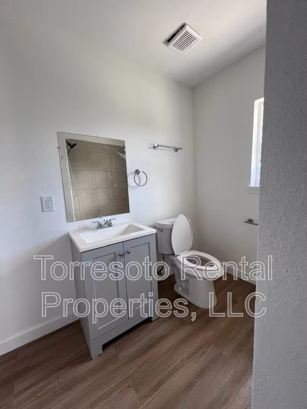 224 W Pyron Ave San Antonio, TX 78214 photo 4