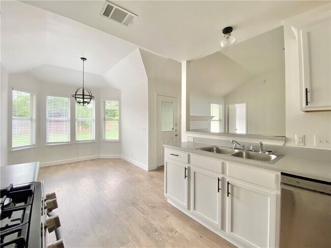 811 Sonny Dr Leander, TX 78641 photo 4