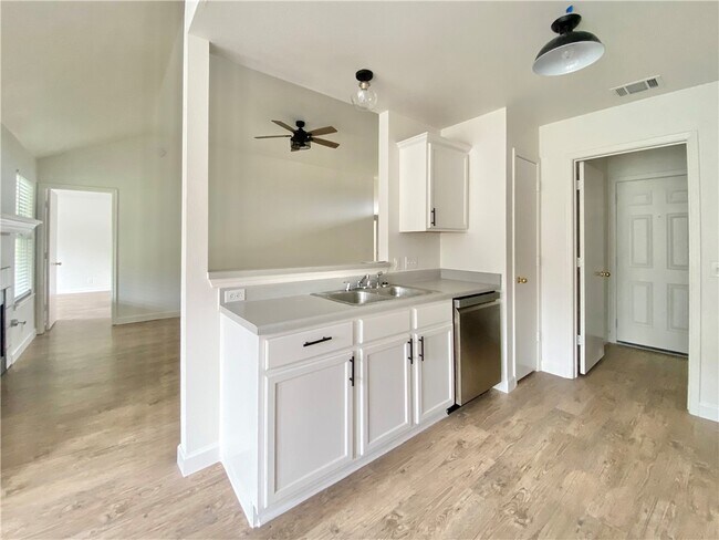 811 Sonny Dr Leander, TX 78641 photo 3