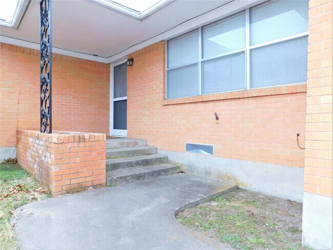 1713 Crescent Street, Denton, TX 76201 photo 3