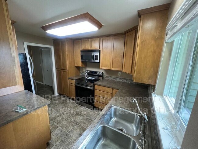 12606 Burnham Dr Gig Harbor, WA 98332 photo 4