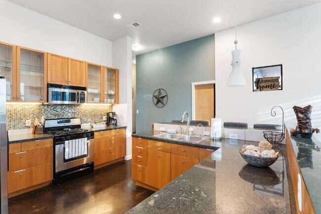 2612 Carnarvon Ln Austin, TX 78704 photo 2