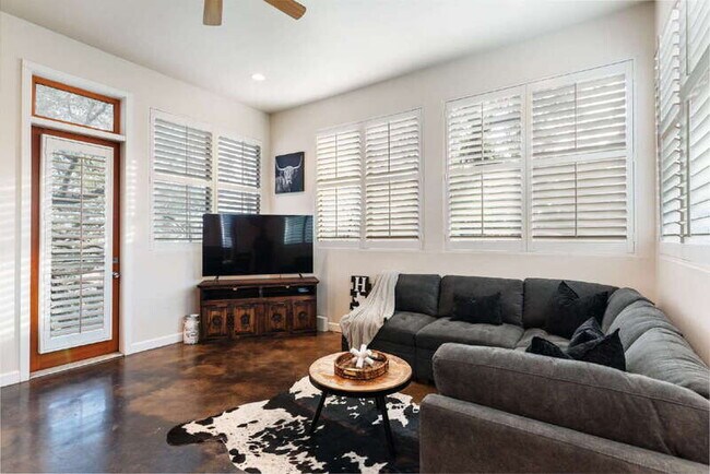 2612 Carnarvon Ln Austin, TX 78704 photo 5