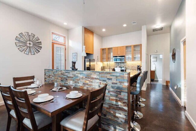 2612 Carnarvon Ln Austin, TX 78704 photo 4