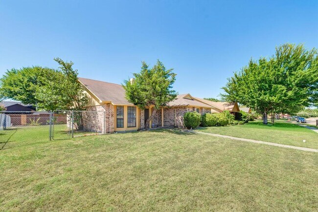 443 Mckinley Street, Cedar Hill, TX 75104 photo 2