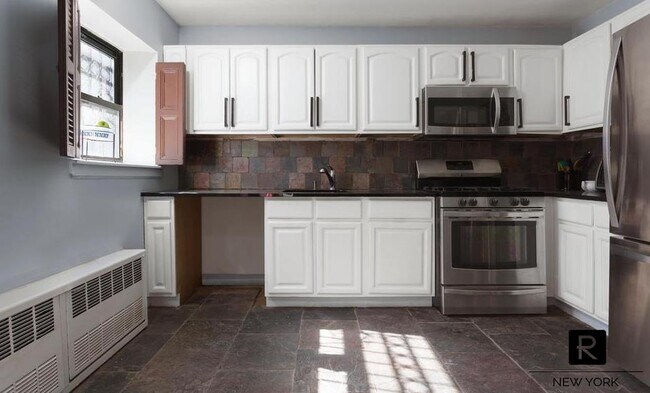 1126 Herkimer St Brooklyn, NY 11233 photo 4