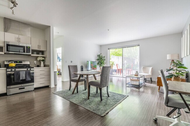 1717 22nd Ave Seattle, WA 98122 photo 2