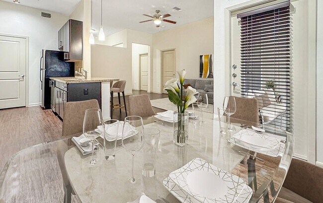 306 McGowen St Houston, TX 77006 photo 2