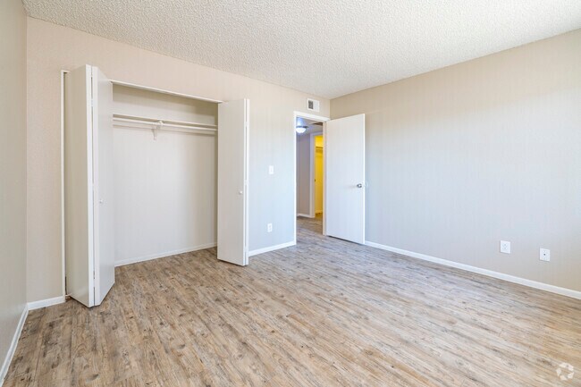 Casa Loma Apartments photo 3