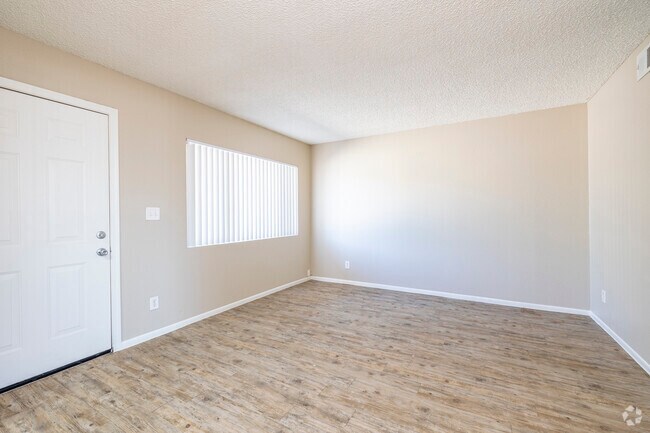 Casa Loma Apartments photo 4