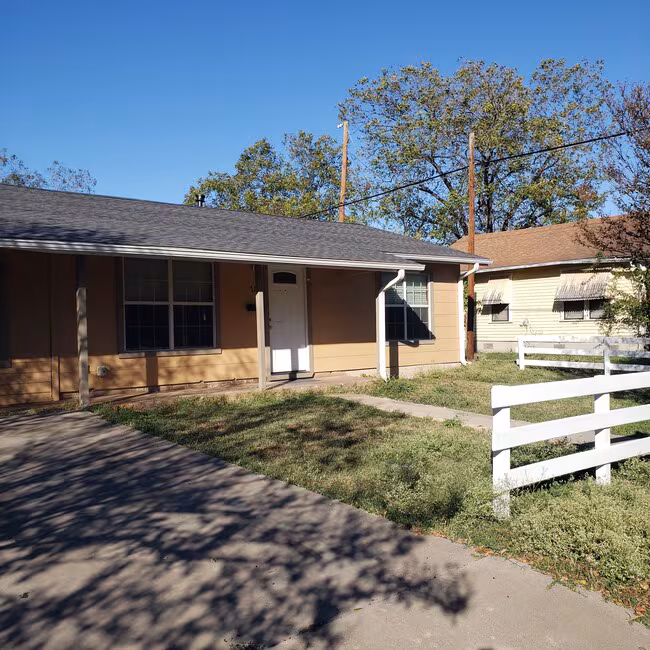 710 W 4th St Taylor, TX 76574 photo 2