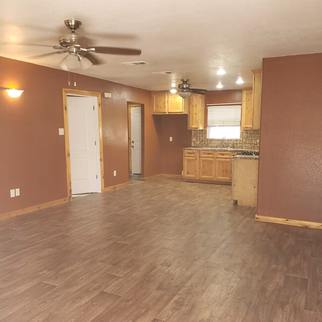 710 W 4th St Taylor, TX 76574 photo 3
