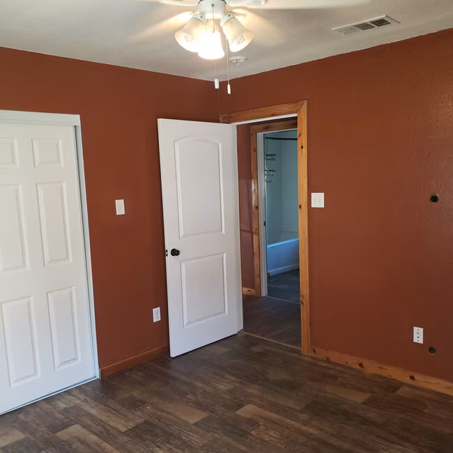710 W 4th St Taylor, TX 76574 photo 4