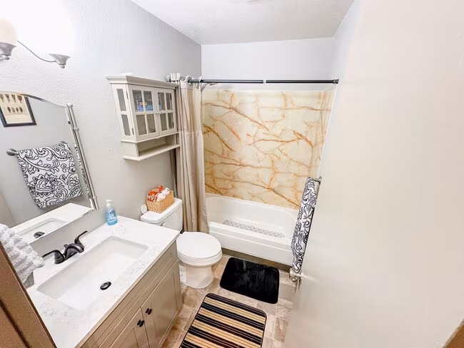 2 Bedroom Condo in Kent photo 3