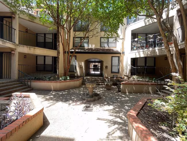 2110 Rio Grande St Austin, TX 78705 photo 2