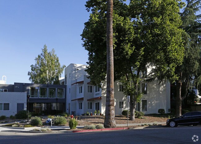 Lenzen Square Apartments photo 2
