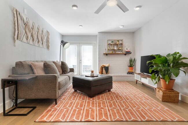 909 Reinli St Austin, TX 78751 photo 2