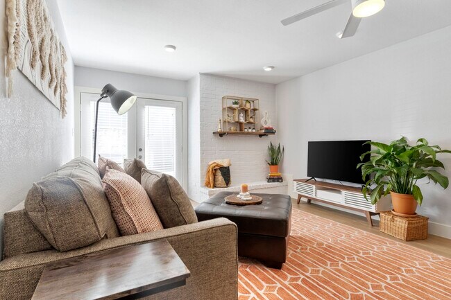 909 Reinli St Austin, TX 78751 photo 4