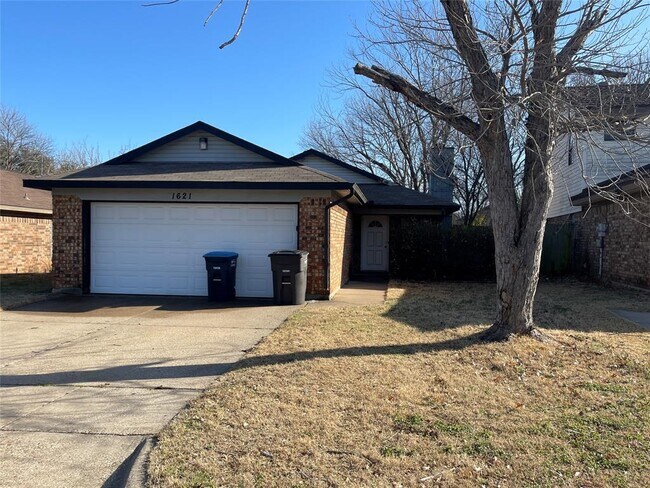 1621 Lincolnshire Way Fort Worth, TX 76134 photo 2