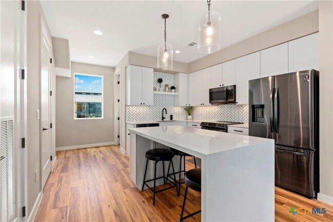 1208 N Academy Ave New Braunfels, TX 78130 photo 4