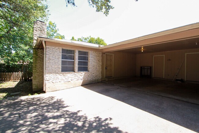 5801 Libyan Dr Austin, TX 78745 photo 3