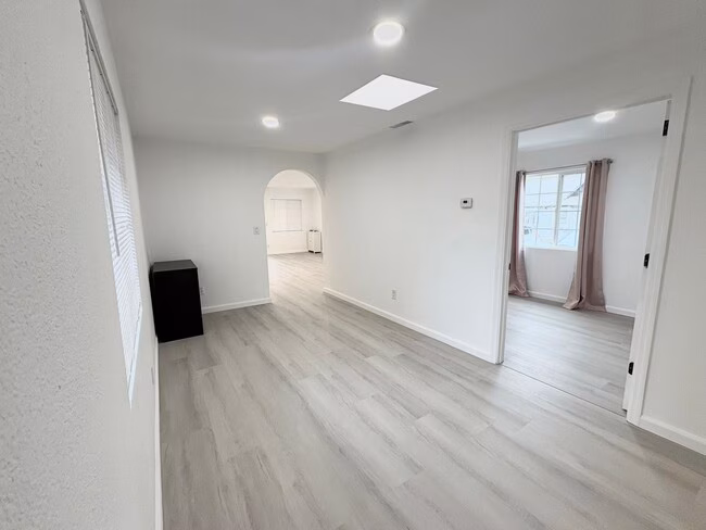 Beautifully Remodeled 2 Bedroom 1 Bath Home Downtown Brentwood photo 5
