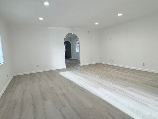 Beautifully Remodeled 2 Bedroom 1 Bath Home Downtown Brentwood photo 3