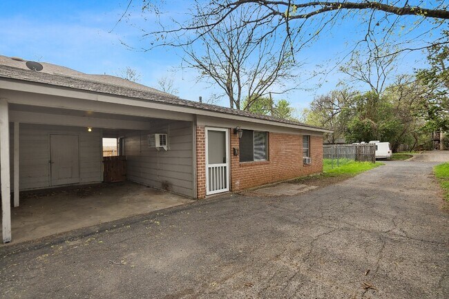 5605 1/2 Jim Hogg Ave Austin, TX 78756 photo 2