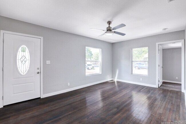 843 Alametos San Antonio, TX 78212 photo 4
