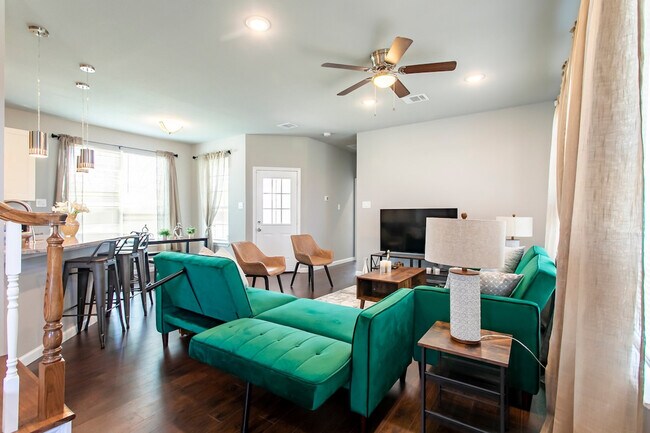 200 E Rogers St Arlington, TX 76011 photo 2