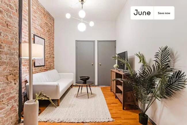 235 W 18th St New York, NY 10011 photo 2