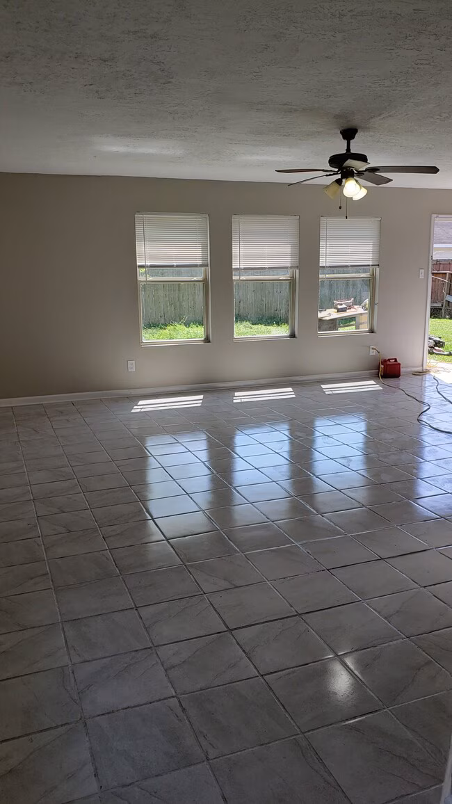 12226 Greencanyon Dr Houston, TX 77044 photo 4