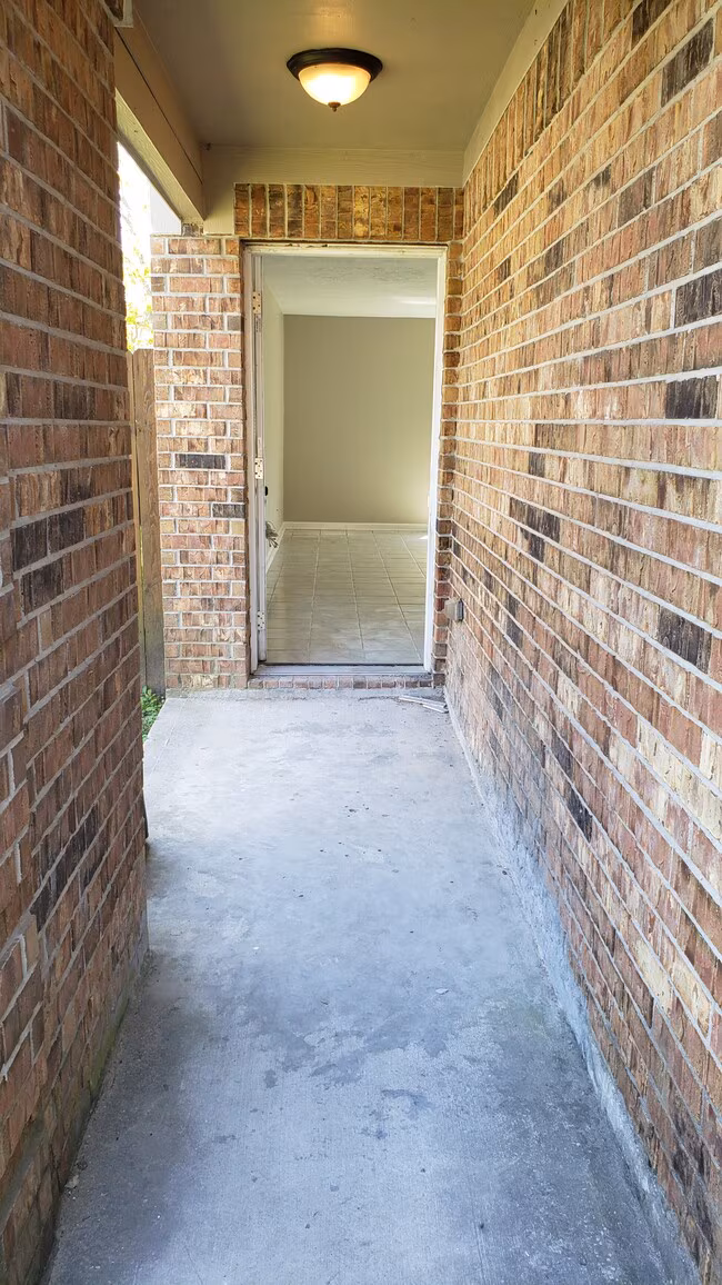 12226 Greencanyon Dr Houston, TX 77044 photo 3
