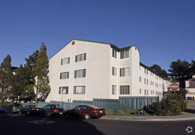 Amberwood Apartments photo 5