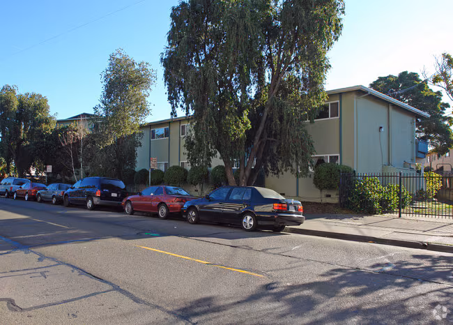 215 Bayview photo 3