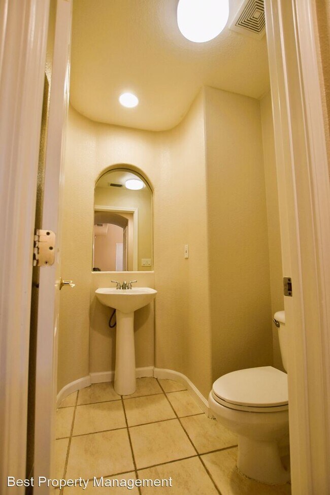 4 BR/ 2.5 Bath Spacious Open Floor Plan photo 4
